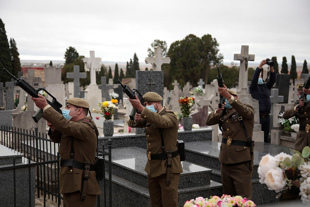 Día de los Caídos por la Patria en el cementerio de Salamanca