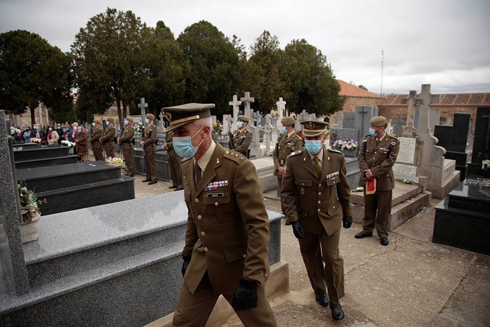 Día de los Caídos por la Patria en el cementerio de Salamanca