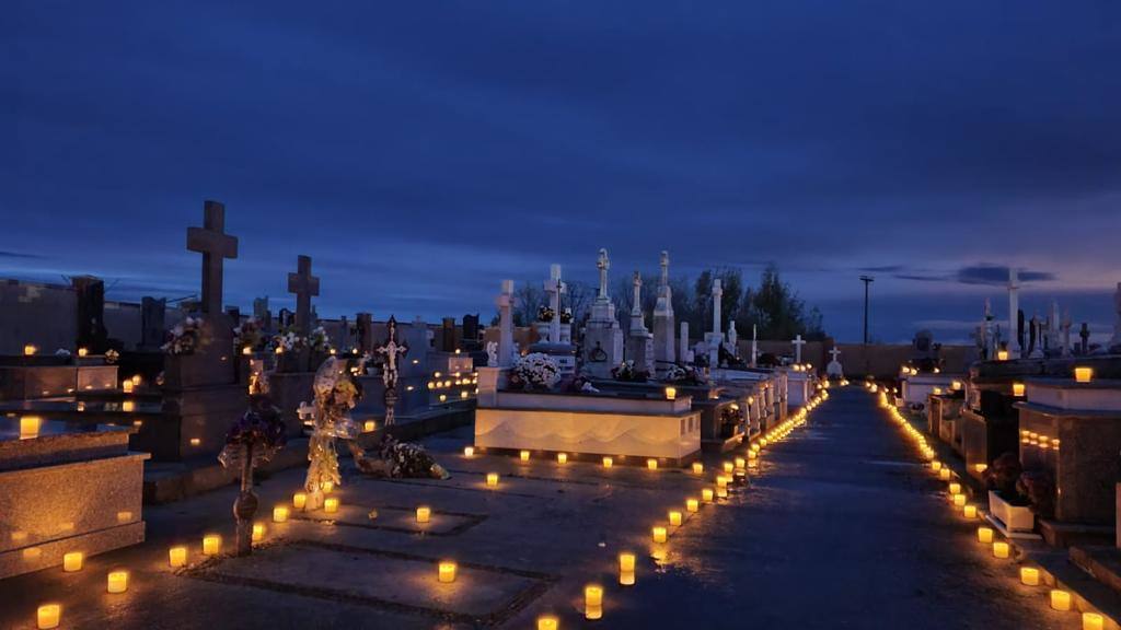 Fotos: Velas en el cementerio de Pedrosa del Rey