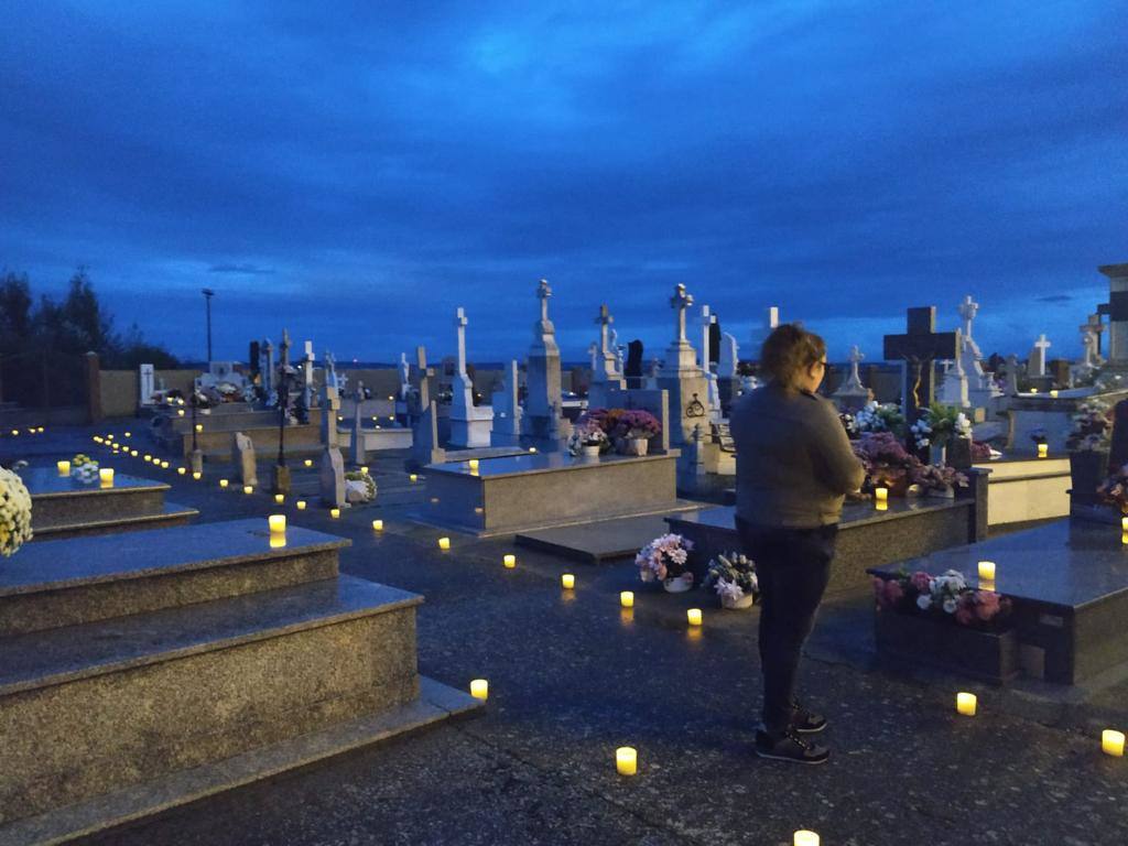 Fotos: Velas en el cementerio de Pedrosa del Rey