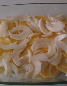 Imagen secundaria 2 - Dorada al horno con cama de patatas