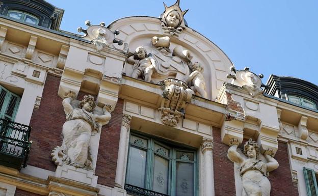 Imagen principal - Detalles de la fachada del edificio vallisoletano.