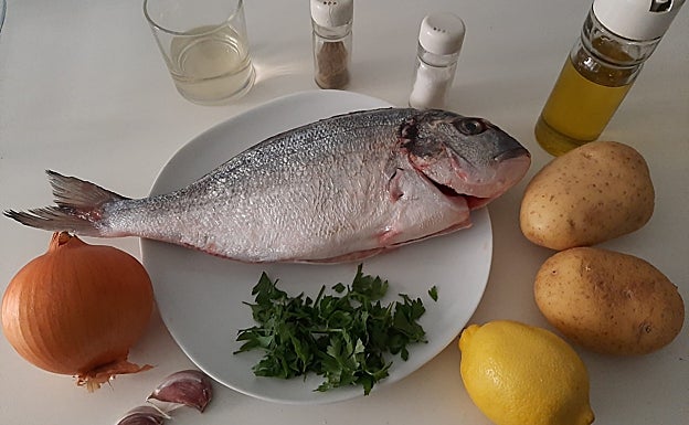 Imagen principal - Dorada al horno con cama de patatas