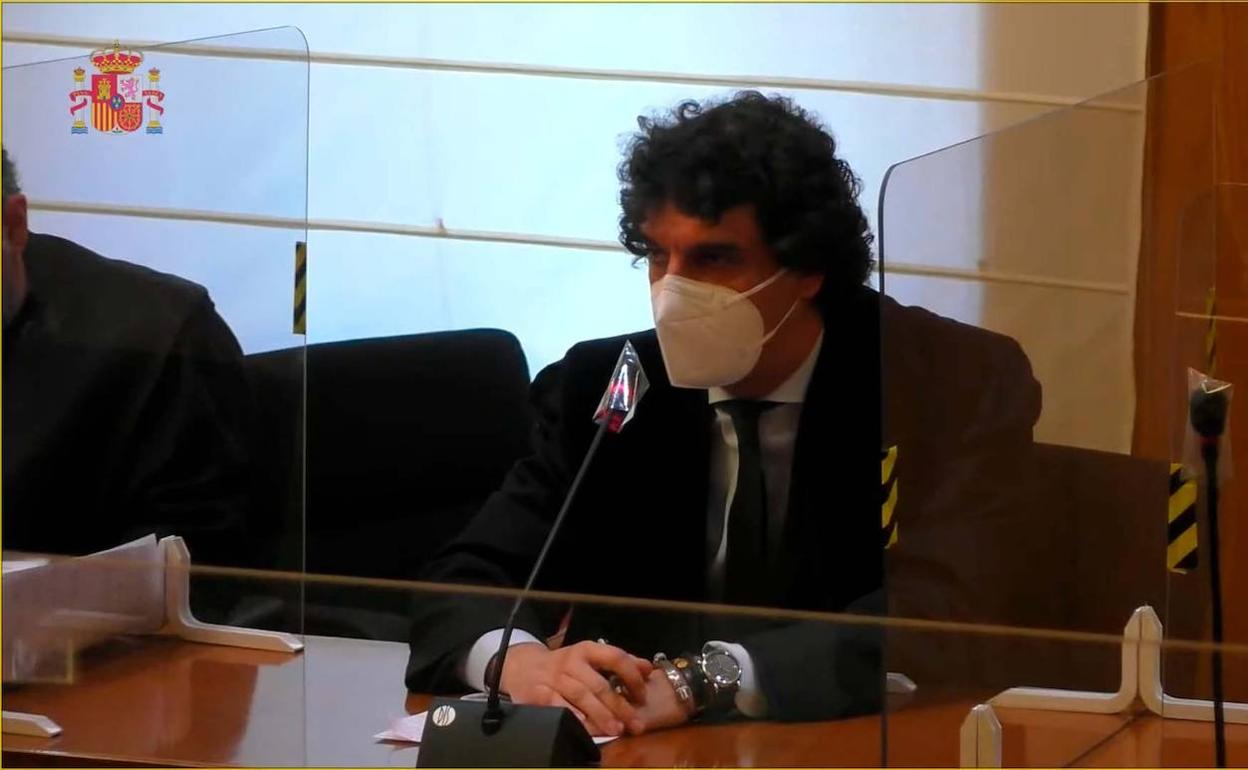 El letrado de la defensa de Emil Artinov, durante su exposición ante el jurado del crimen de la Circular. 