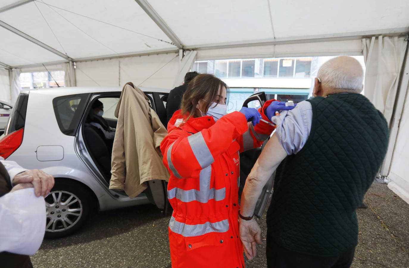 Se habilitaron dos puntos de vacunación, dentro del centro y en el aparcamiento, para los que acudían en coche. 