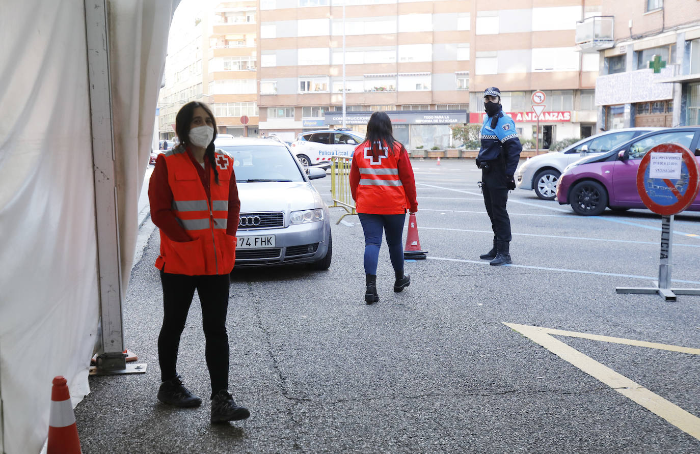 Se habilitaron dos puntos de vacunación, dentro del centro y en el aparcamiento, para los que acudían en coche. 