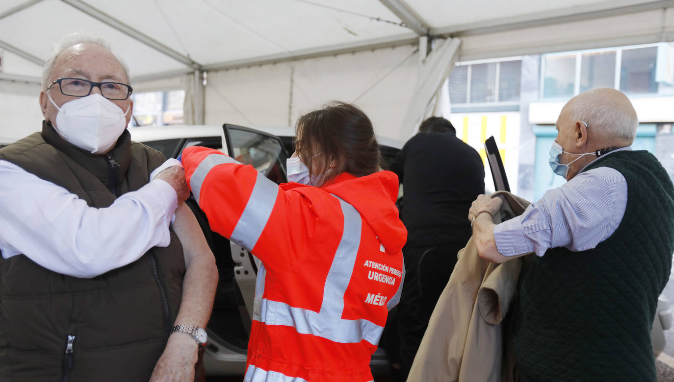 Se habilitaron dos puntos de vacunación, dentro del centro y en el aparcamiento, para los que acudían en coche. 