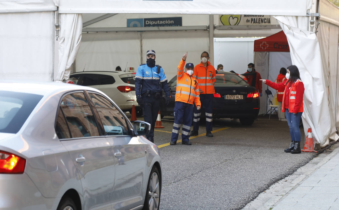 Se habilitaron dos puntos de vacunación, dentro del centro y en el aparcamiento, para los que acudían en coche. 