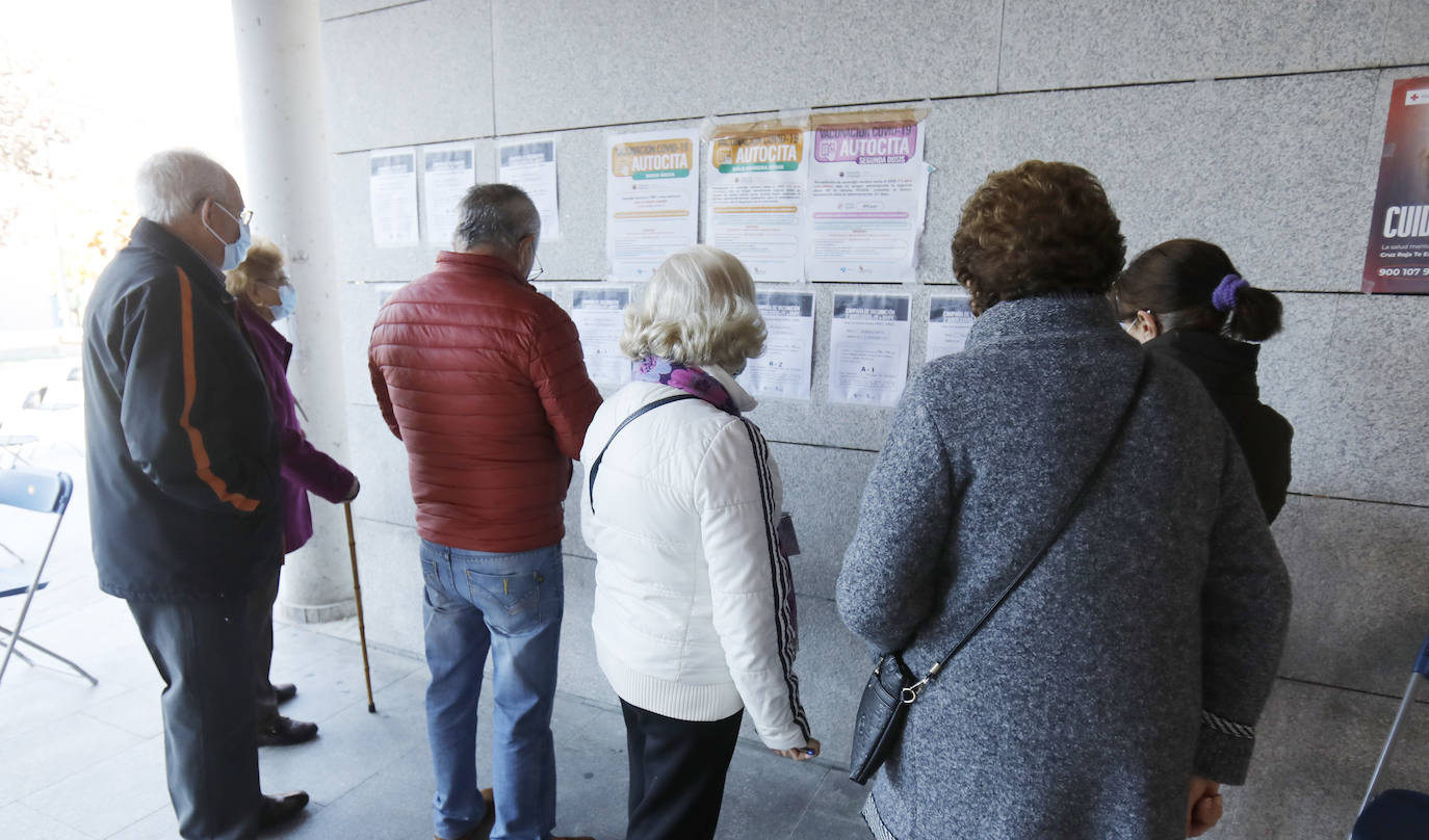Se habilitaron dos puntos de vacunación, dentro del centro y en el aparcamiento, para los que acudían en coche. 