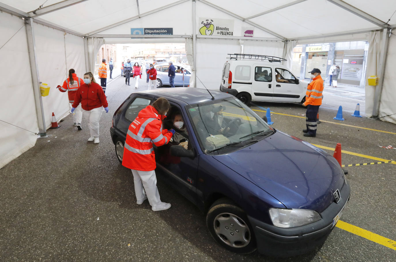 Se habilitaron dos puntos de vacunación, dentro del centro y en el aparcamiento, para los que acudían en coche. 