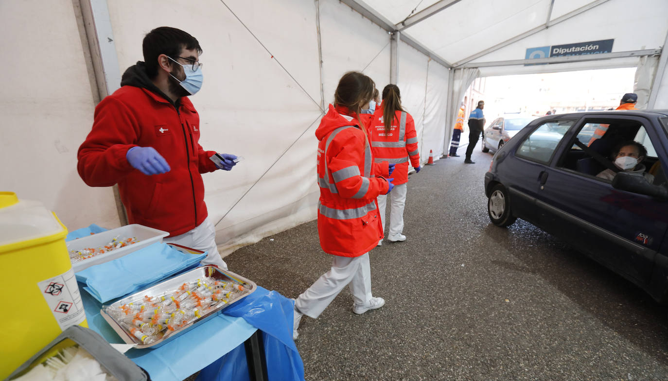 Se habilitaron dos puntos de vacunación, dentro del centro y en el aparcamiento, para los que acudían en coche. 