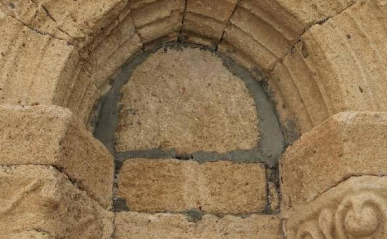 El cemento tapa las grietas en uno de los arcos de la iglesia. 