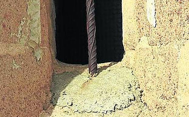 Sujeción de la barra de hierro en una de las ventanas. 