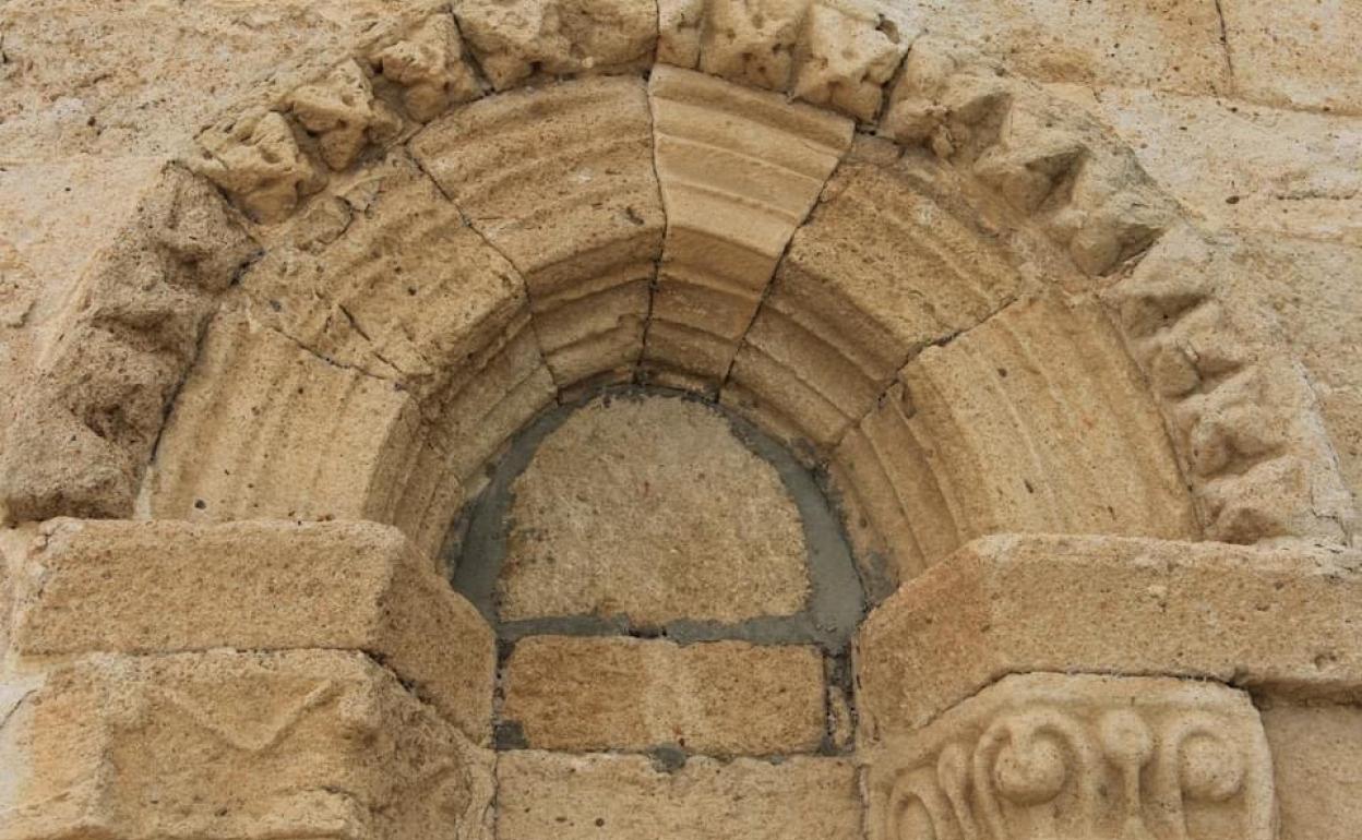 Detalle de la fachada exterior de la iglesia donde se hace visible el parche de cemento.