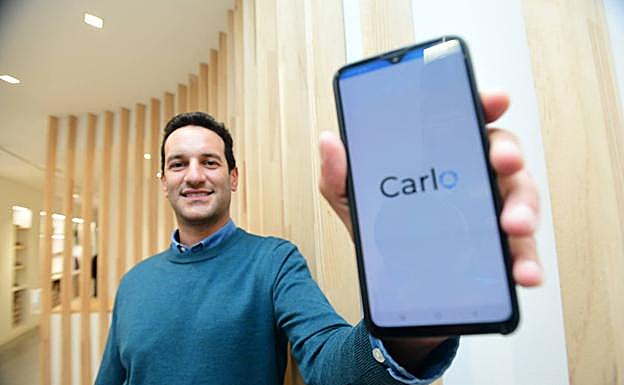 Carlos Palencia muestra la aplicación en su móvil. 