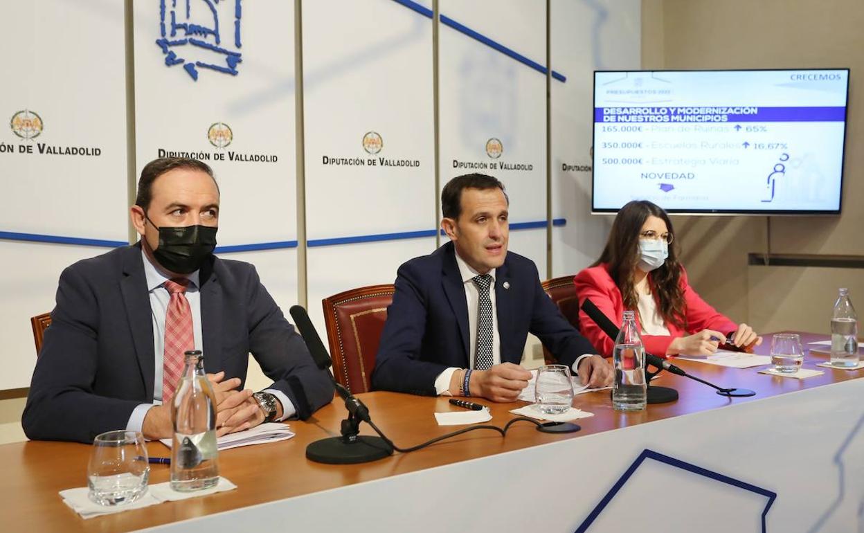 El presidente de la Diputación, Conrado Íscar (centro), acompañado por los vicepresidentes Víctor Alonso y Gema Gómez. 