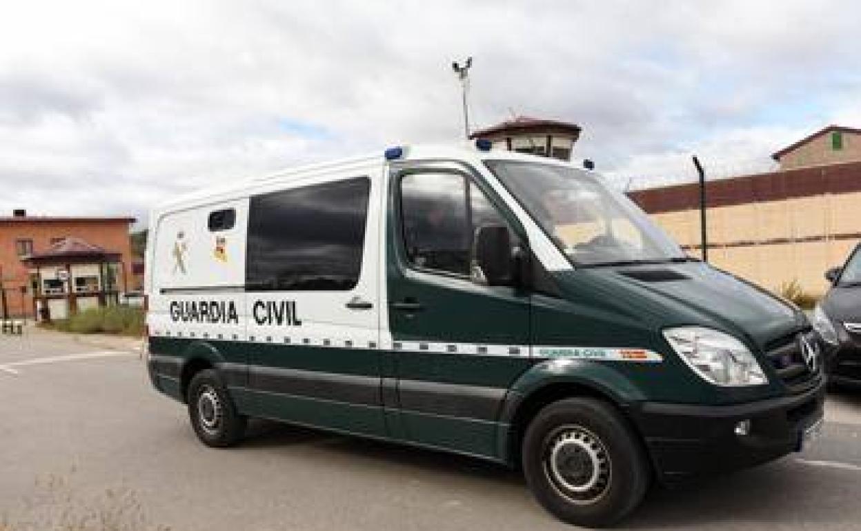 Salida del furgón de la Guardia Civil en Logroño en el que es trasladado en presunto asesino de un niño en Lardero. 