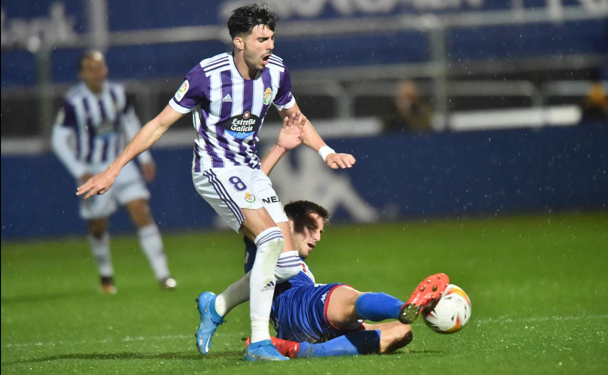 Un defensor del Amorebieta le arrebata el balón a Kike Pérez durante la goleada en Lezama