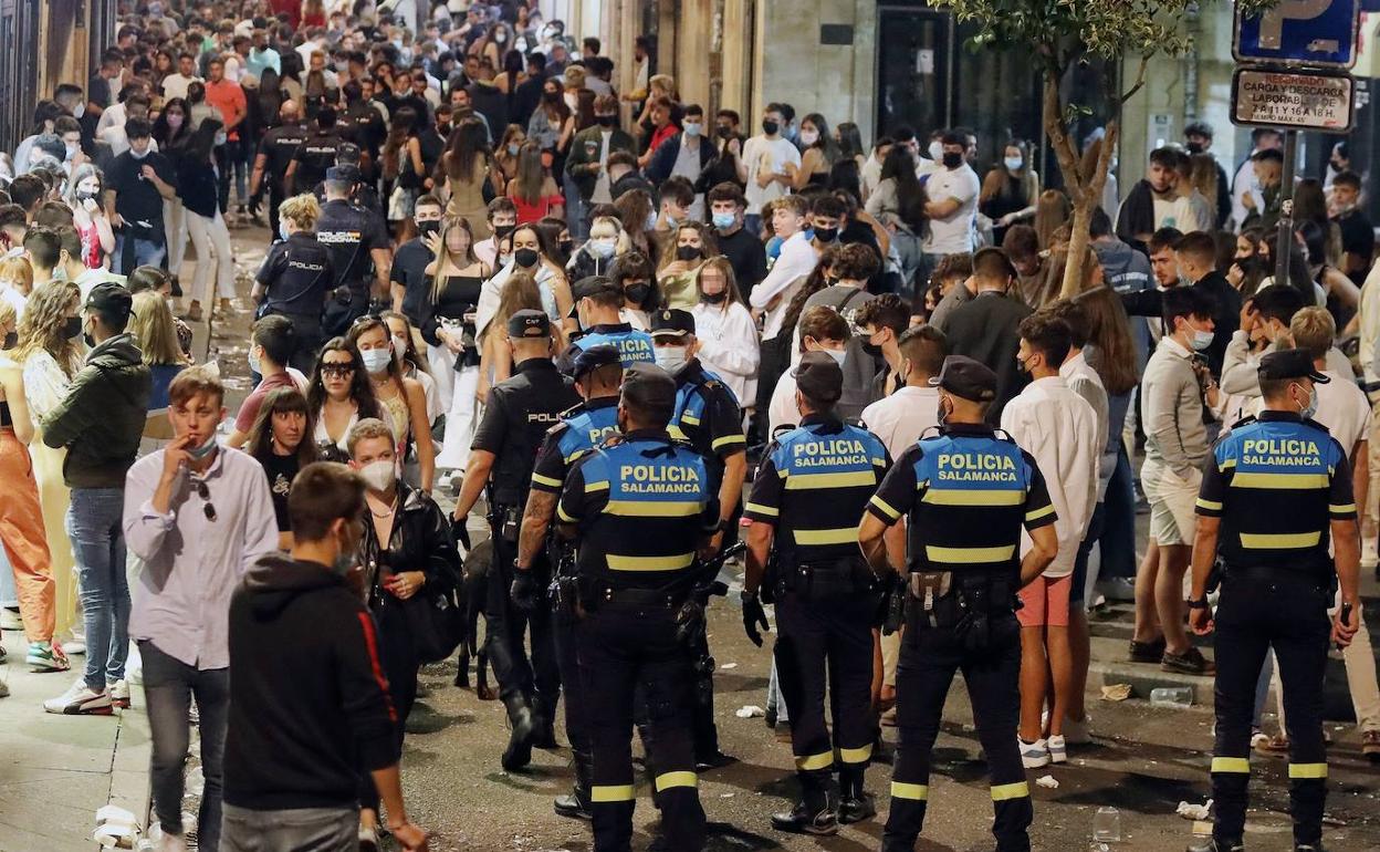 Presencia policial en la calle Varillas en el inicio de este curso escolar. 