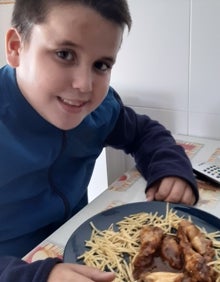 Imagen secundaria 2 - Diego elaborando su receta de alitas de pollo a la barbacoa