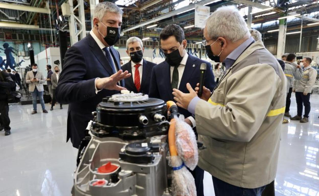 El presidente de Renault España, José Vicente de los Mozos junto al presidente de la Junta de Andalucía, Juan Manuel Moreno, en la factoría de Renault en Sevilla.