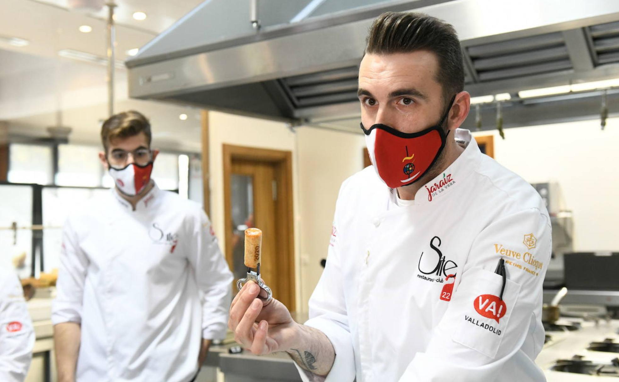 Emilio Martín preparó su tapa 'Corchifrito' en la Escuela Internacional de Cocina después de ganar el Concurso Nacional en 2020. 