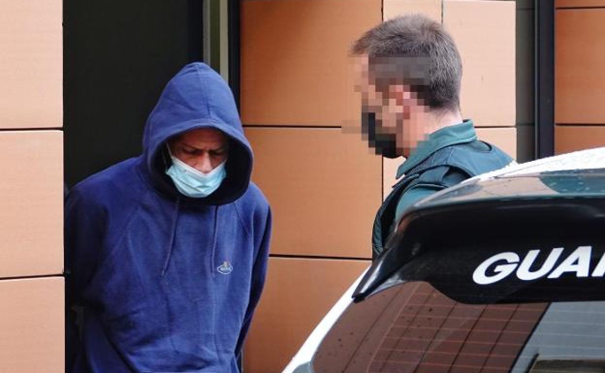 Manuel Crespo, a la salida del juzgado de Infiesto, donde se acogió a su derecho a no declarar. 