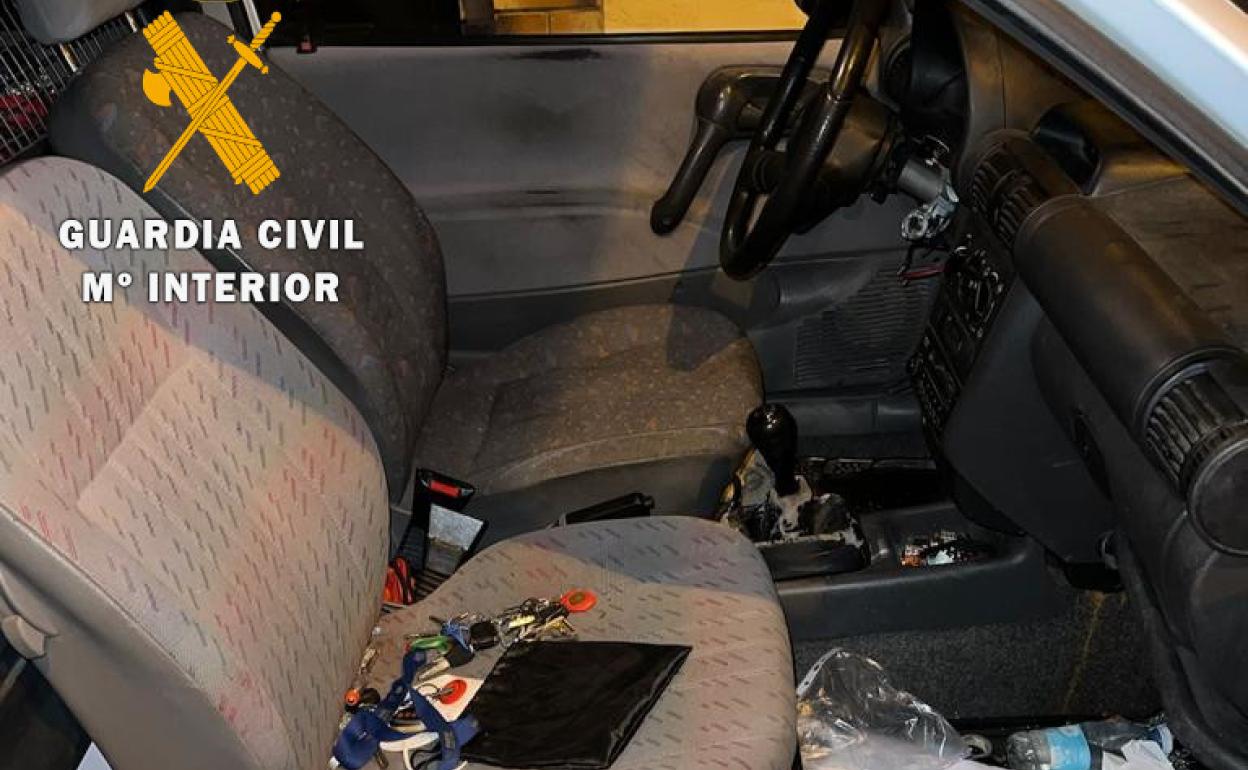 Interior de uno de los vehículos robados. 