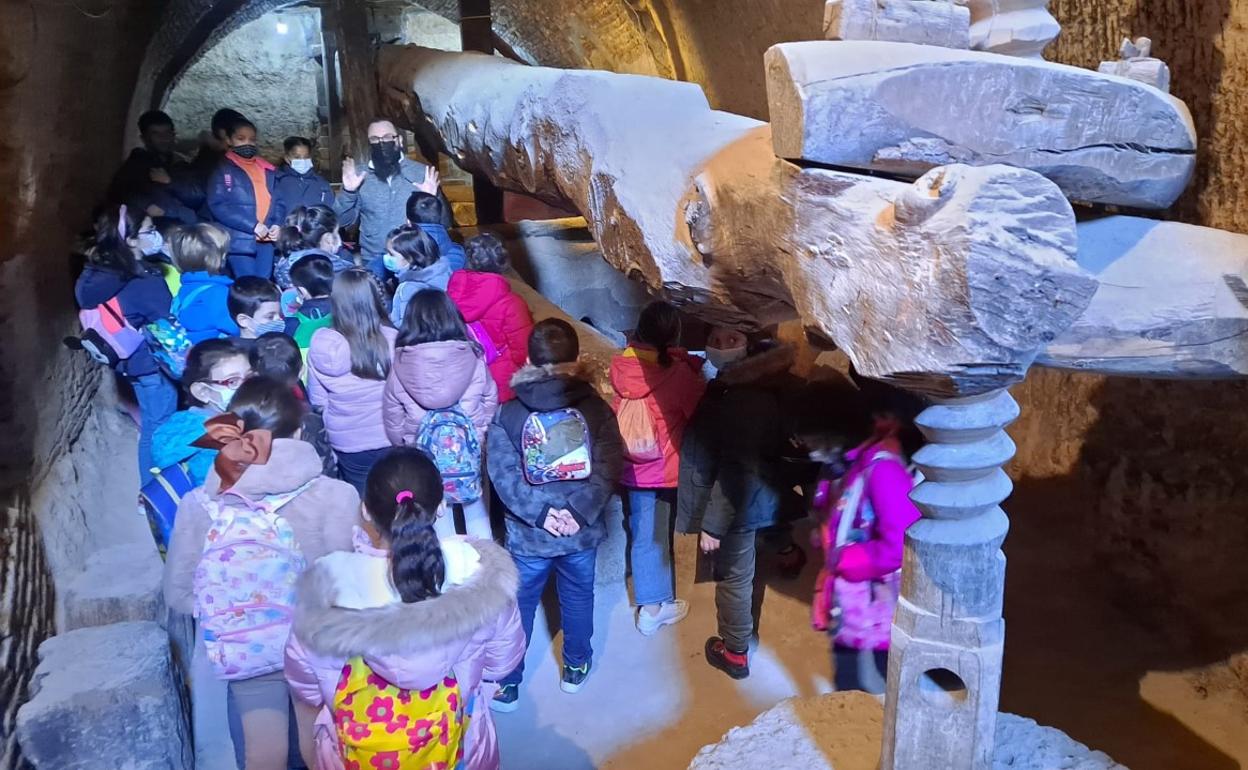 Alumnos del CEIP Ana de Austria visitan una bodega subterránea 