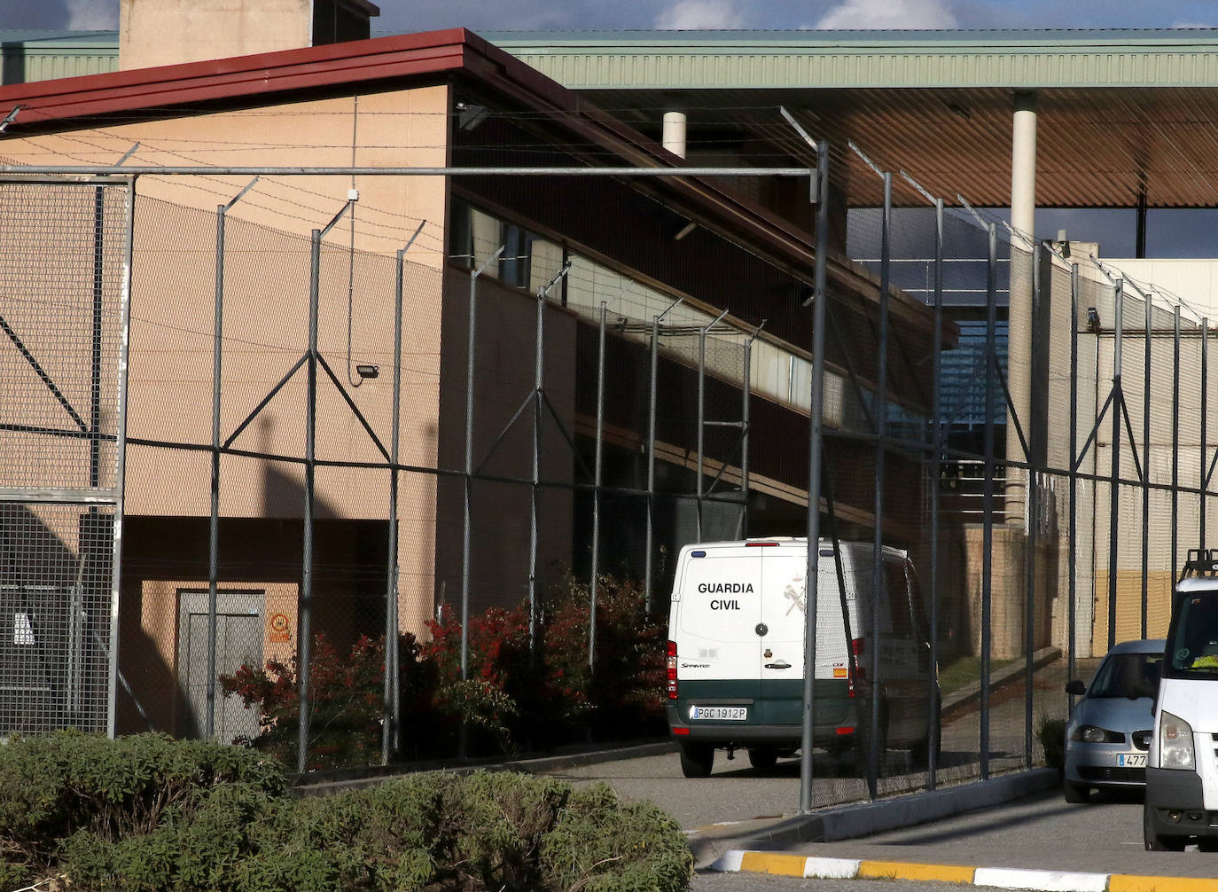 Entrada del furgón que transportaba a Francisco Javier Almeida a la cárcel de Segovia.