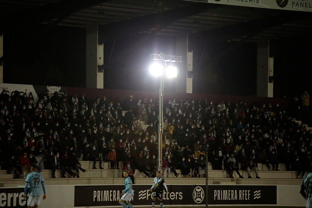 Ni el frío ni la luz ni el horario no restan apoyo en un Reina Sofía con menos gente de lo habitual pero con buen ambiente