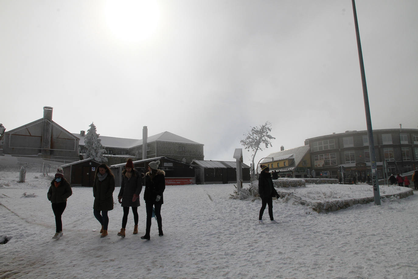Turistas se hacen fotos en Navacerrada este sábado con las primera nevada. 