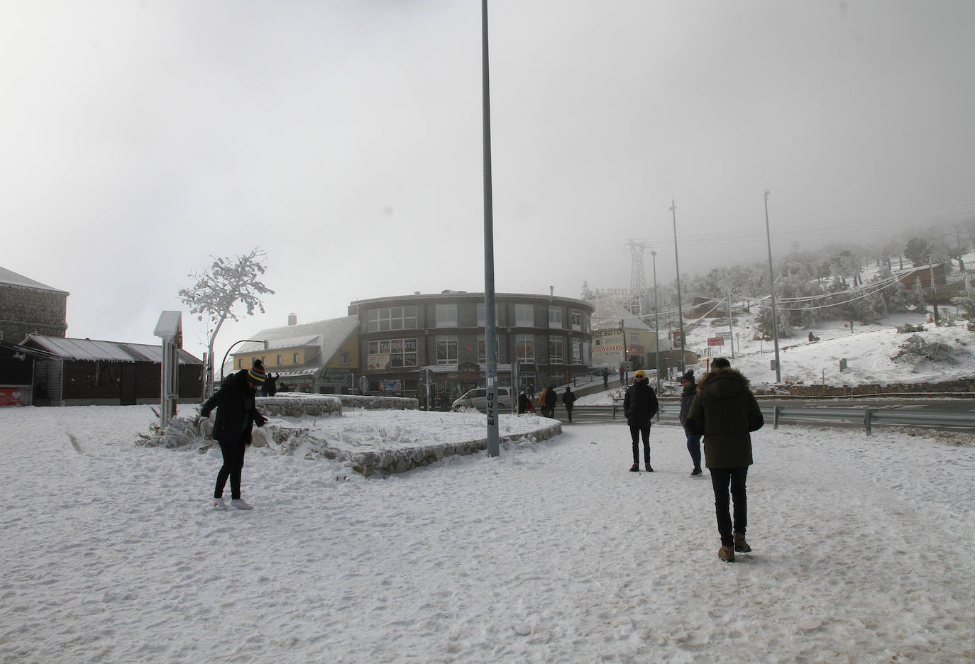 Turistas se hacen fotos en Navacerrada este sábado con las primera nevada. 