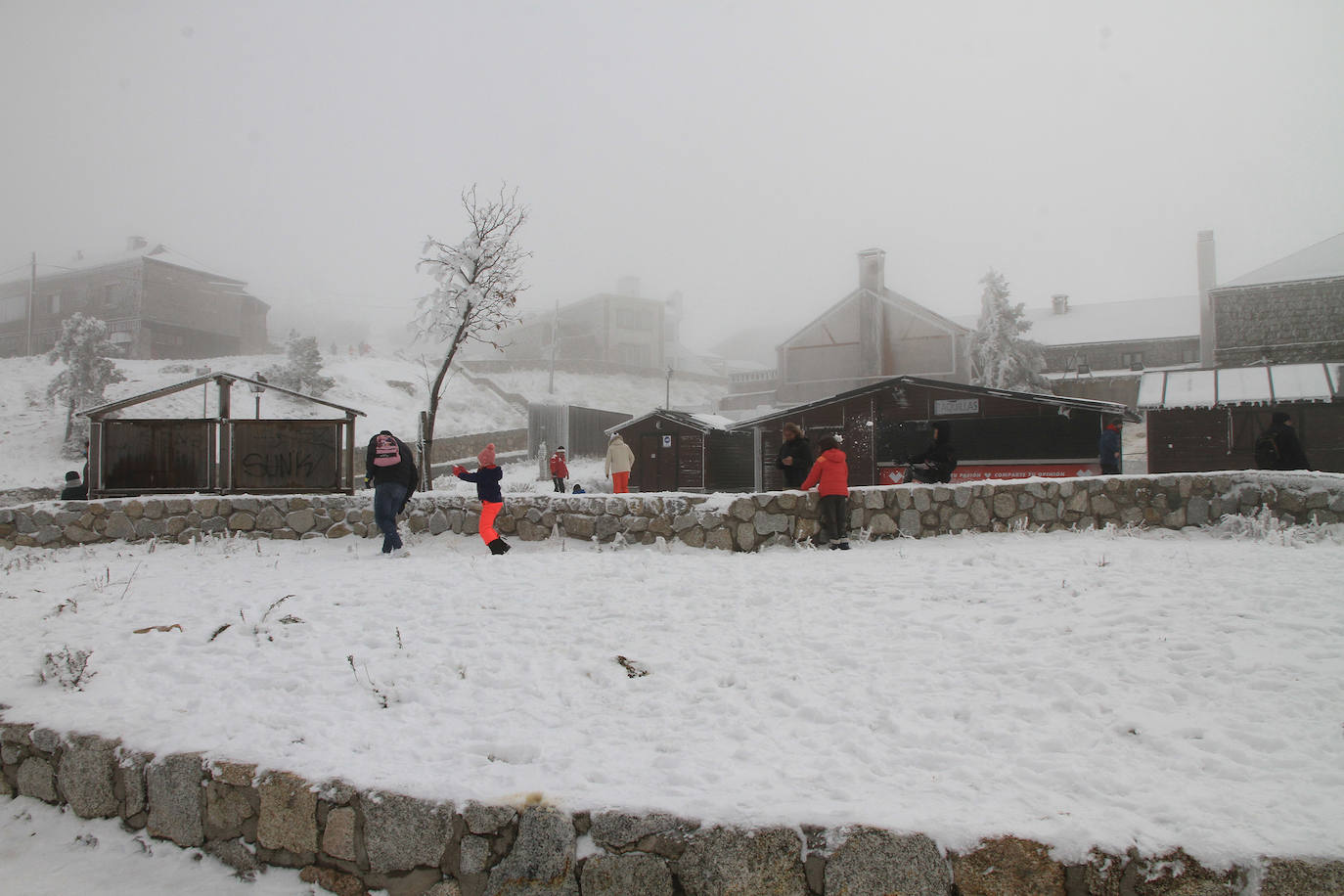 Turistas se hacen fotos en Navacerrada este sábado con las primera nevada. 