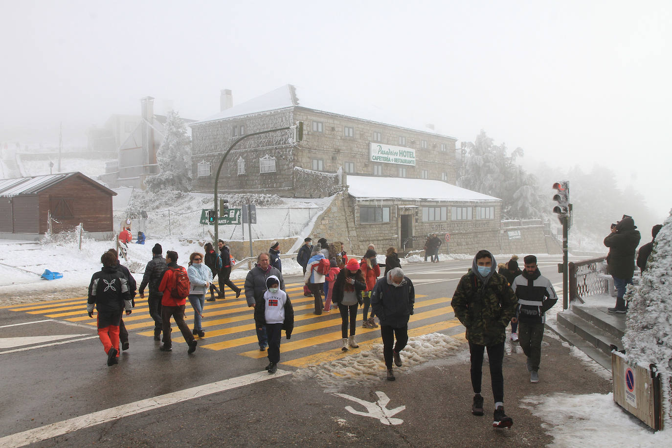 Turistas se hacen fotos en Navacerrada este sábado con las primera nevada. 