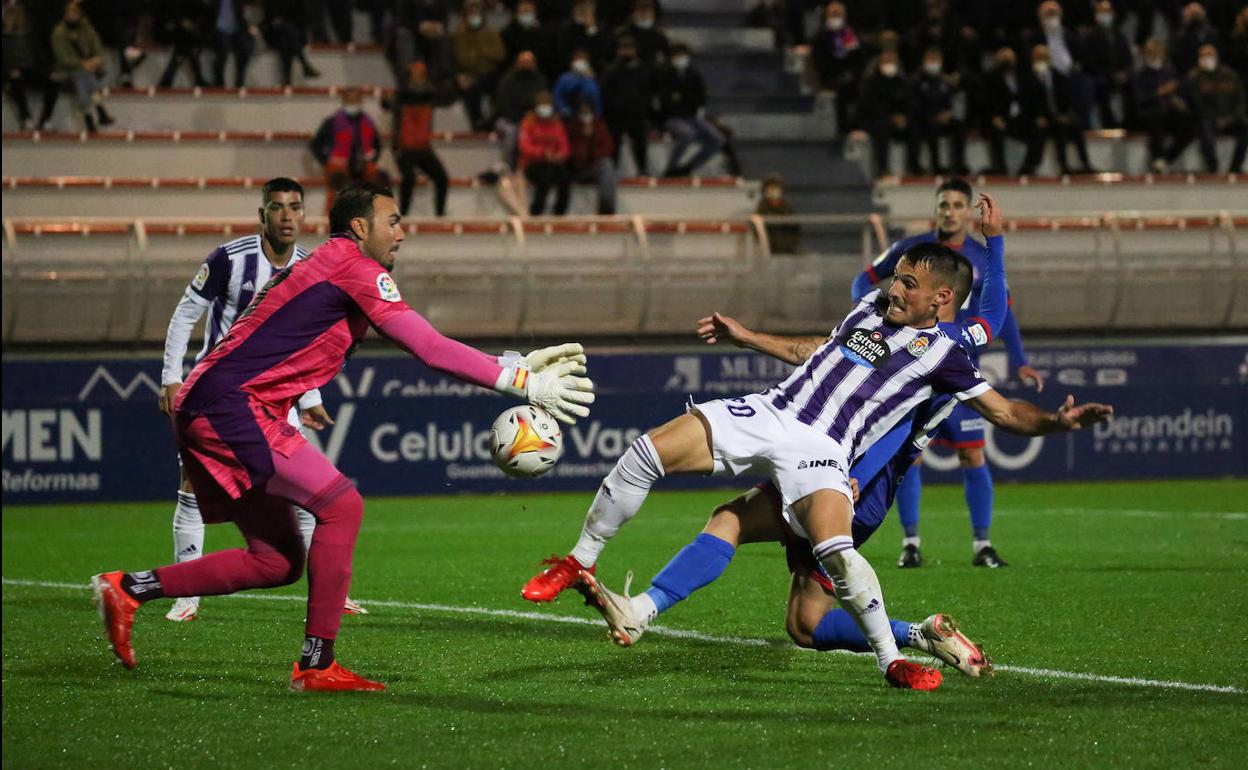 Roberto intenta coger el balón ante un intento de despeje fallido de Fede San Emeterio que aprovecharía el Amorebieta para anotar el 3-1 en Lezama