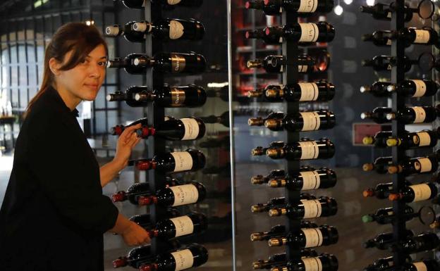 Irene González, máxima responsable de la selección de caldos en el restaurante de Taller Arzuaga. 