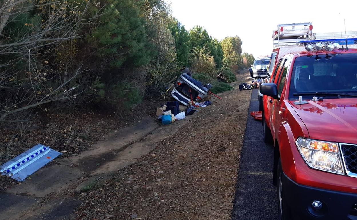 Bomberos, Guardia Civil y servicios de emergencias trabajan en el lugar del accidente. 