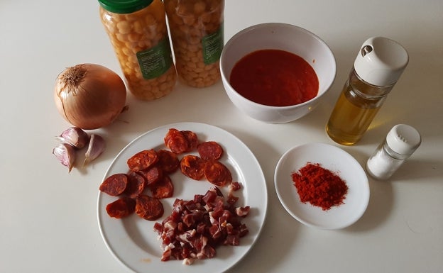 Imagen principal - Garbanzos con chorizo y jamón para entrar en calor