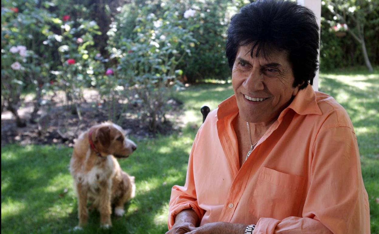 El cantante Georgie Dann, durante una entrevista, con su perro Sinver.