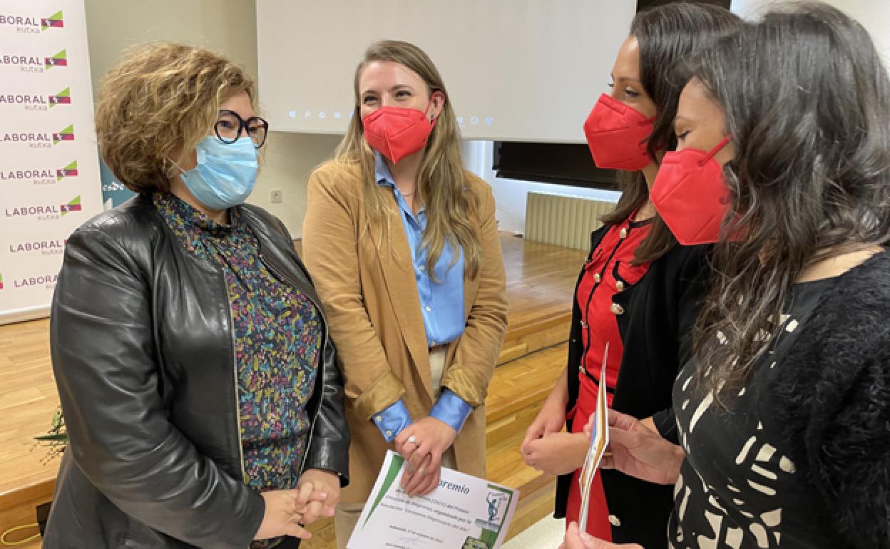 a concejala Charo Chávez (i.) conversa con las ganadoras. 