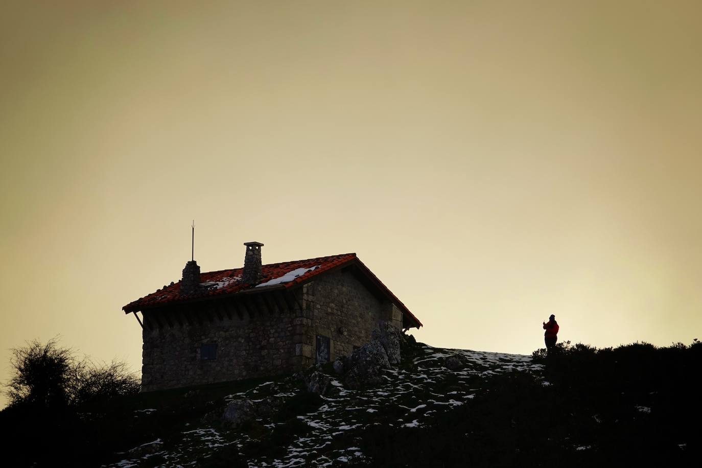Con las primeras nieves, la zona de los Lagos de Covadonga ofrece un impresionante espectáculo este fin de semana. Así lo reflejan las imágenes captadas por el fotógrafo Xuan Cueto