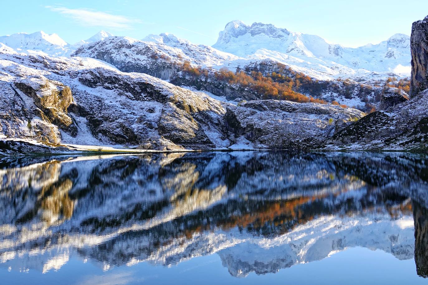 Con las primeras nieves, la zona de los Lagos de Covadonga ofrece un impresionante espectáculo este fin de semana. Así lo reflejan las imágenes captadas por el fotógrafo Xuan Cueto