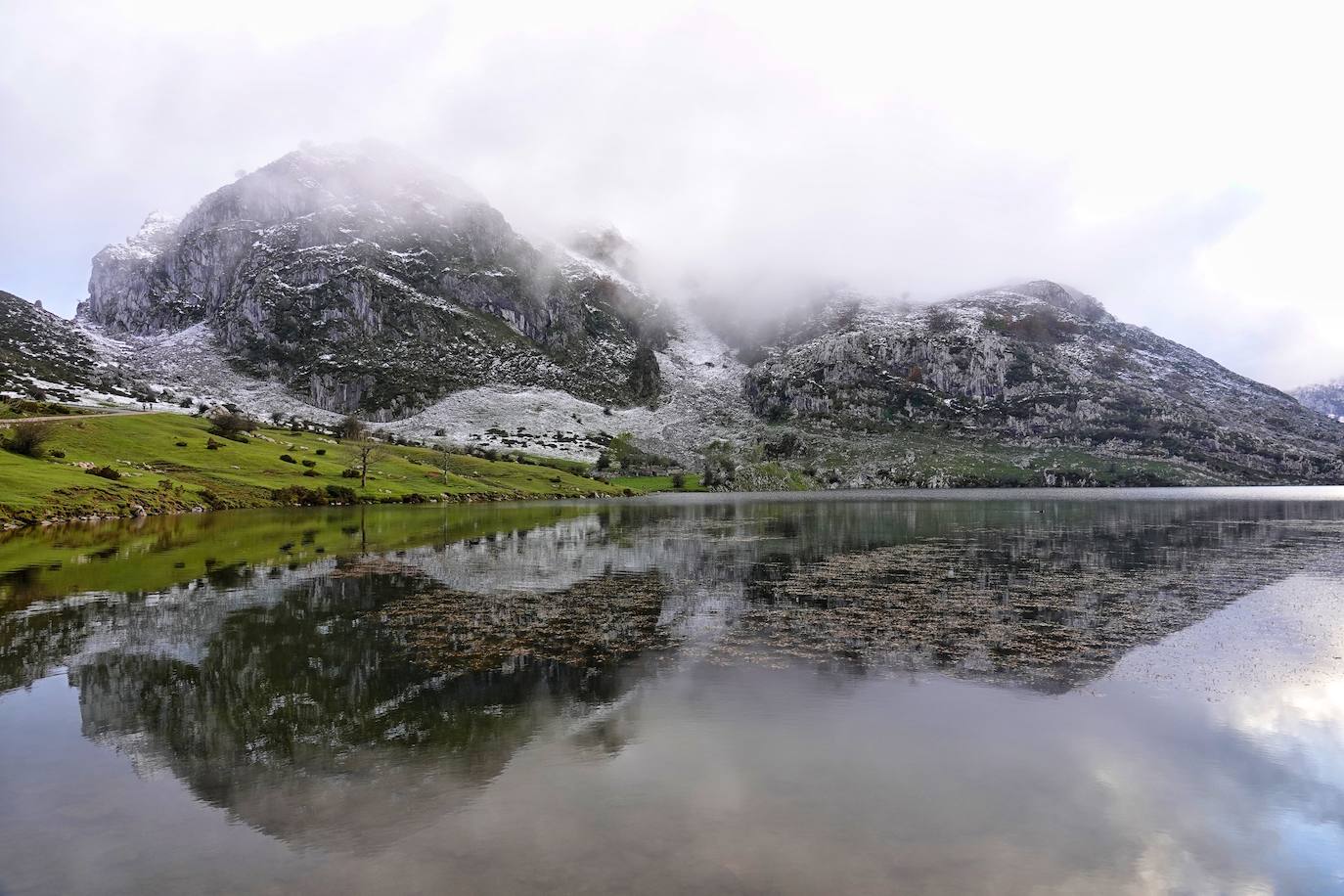 Con las primeras nieves, la zona de los Lagos de Covadonga ofrece un impresionante espectáculo este fin de semana. Así lo reflejan las imágenes captadas por el fotógrafo Xuan Cueto