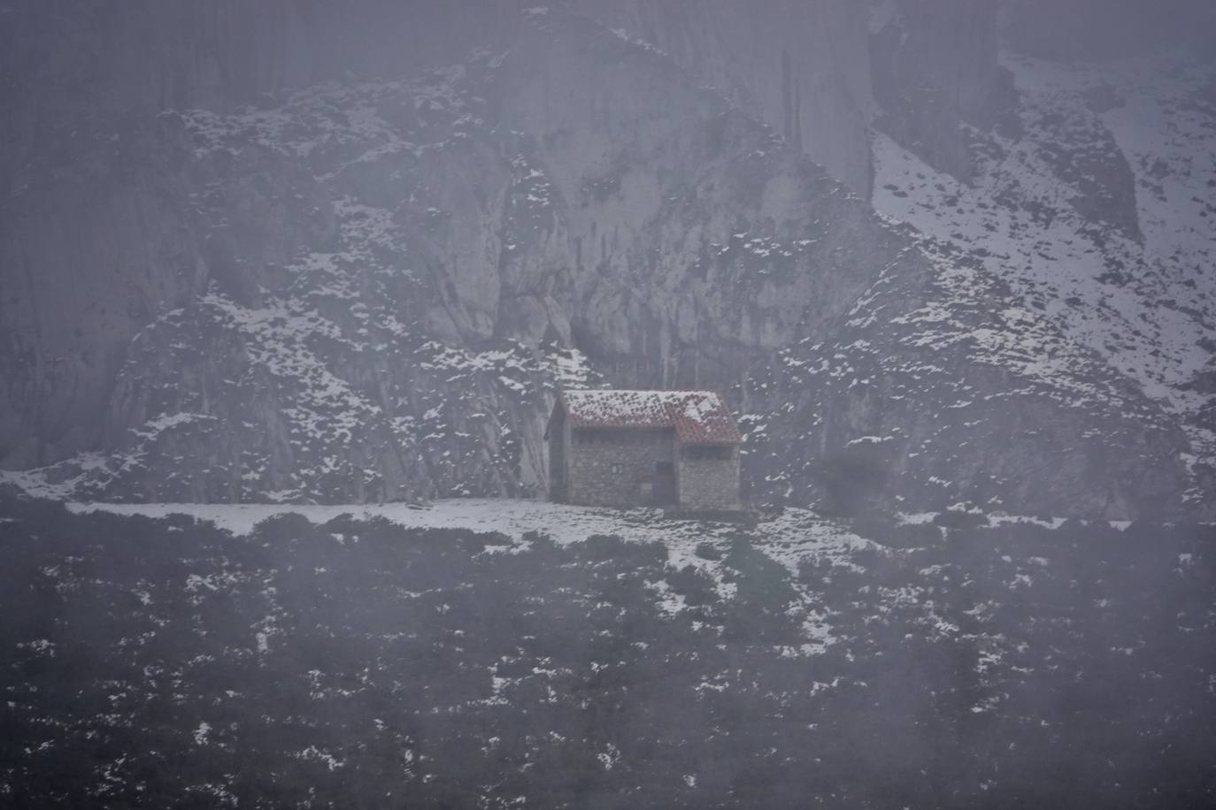 Con las primeras nieves, la zona de los Lagos de Covadonga ofrece un impresionante espectáculo este fin de semana. Así lo reflejan las imágenes captadas por el fotógrafo Xuan Cueto