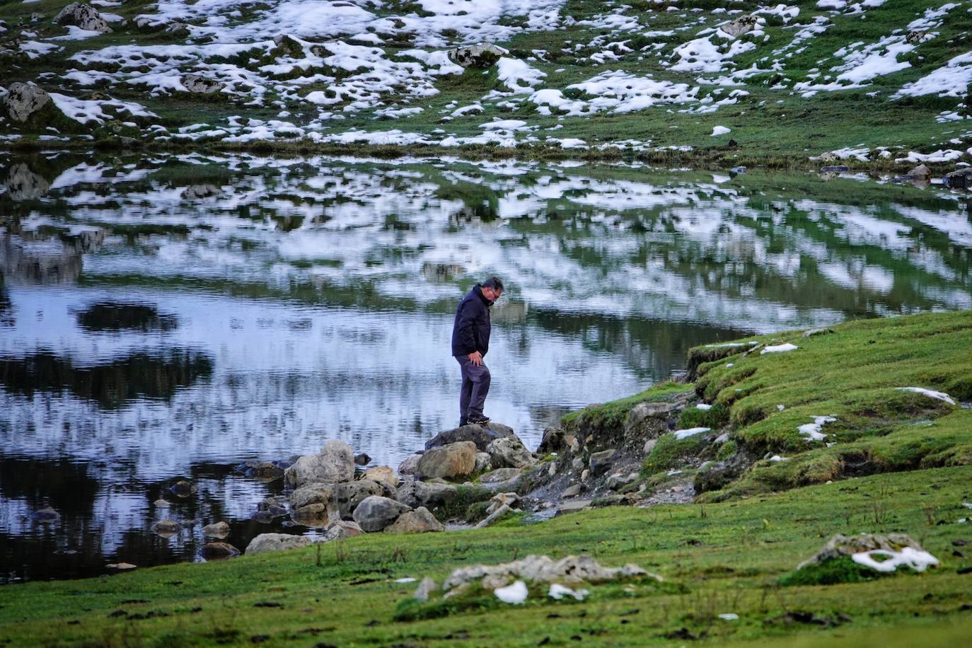 Con las primeras nieves, la zona de los Lagos de Covadonga ofrece un impresionante espectáculo este fin de semana. Así lo reflejan las imágenes captadas por el fotógrafo Xuan Cueto