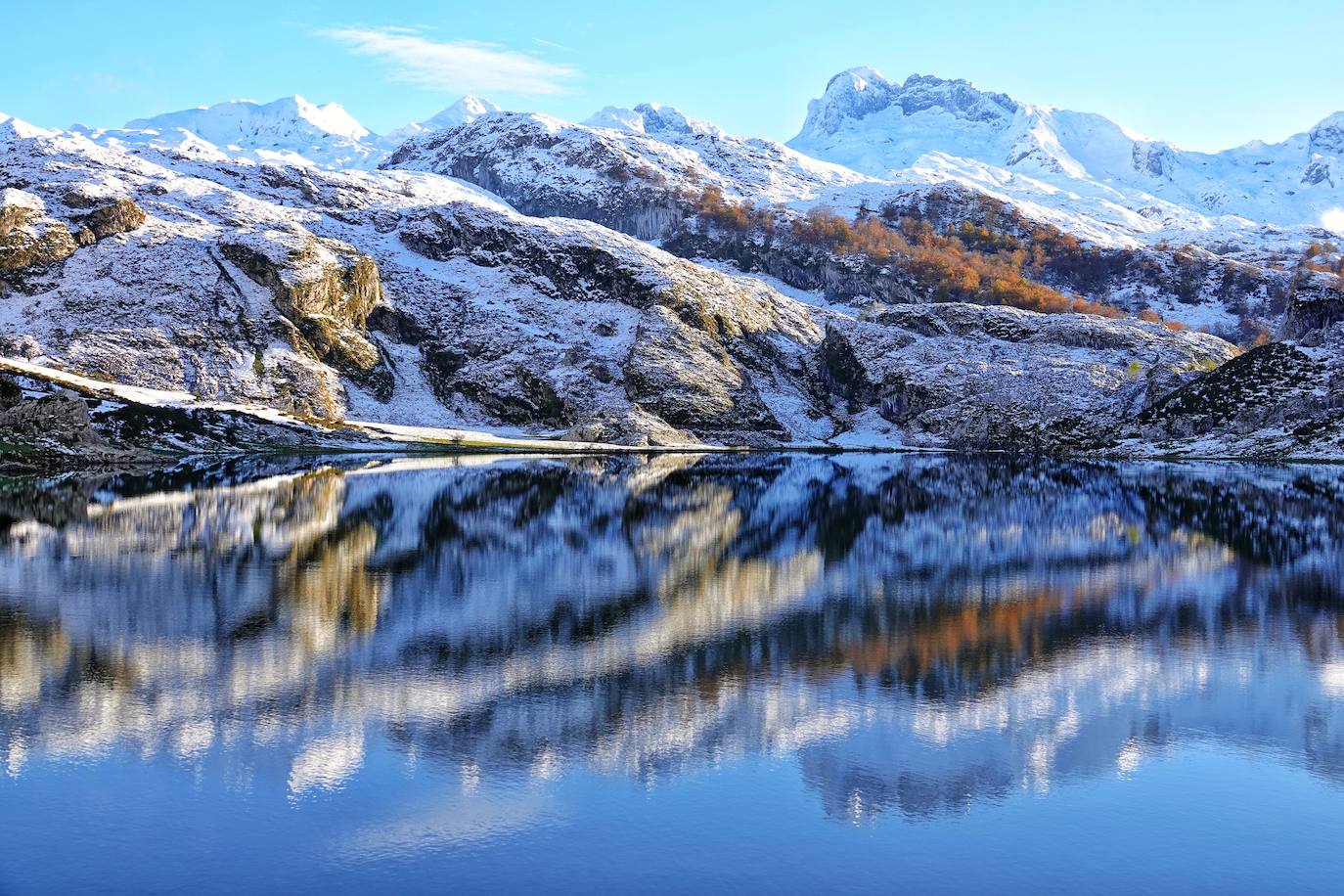 Con las primeras nieves, la zona de los Lagos de Covadonga ofrece un impresionante espectáculo este fin de semana. Así lo reflejan las imágenes captadas por el fotógrafo Xuan Cueto