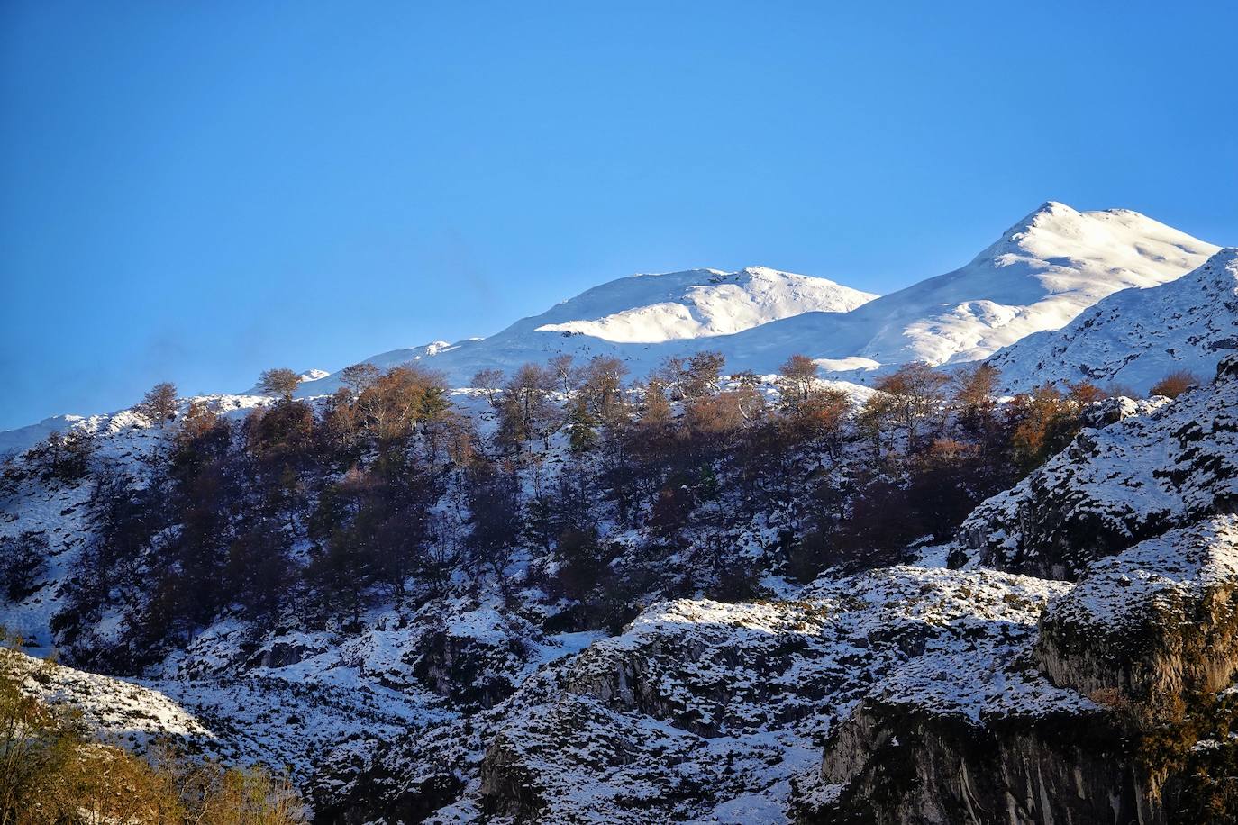 Con las primeras nieves, la zona de los Lagos de Covadonga ofrece un impresionante espectáculo este fin de semana. Así lo reflejan las imágenes captadas por el fotógrafo Xuan Cueto