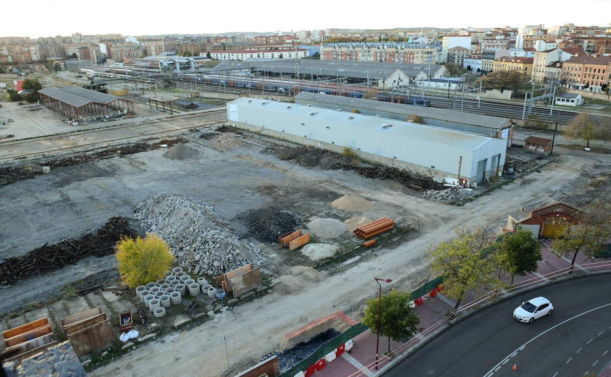 Acopio de materiales en la zona de los antiguos talleres, junto a la avenida de Segovia.