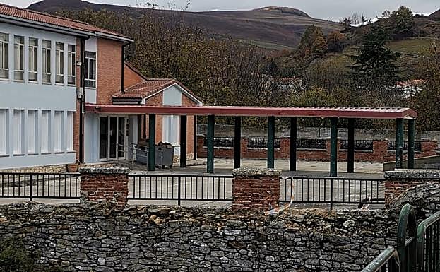 Imagen principal - Los contenedores a la puerta del edificio y algunos de los documentos que contienen. 
